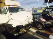 بالصور: 4 إصابات بحادث طرق مروّع بين شاحنة ومركبتين وسط مدينة الرملة 